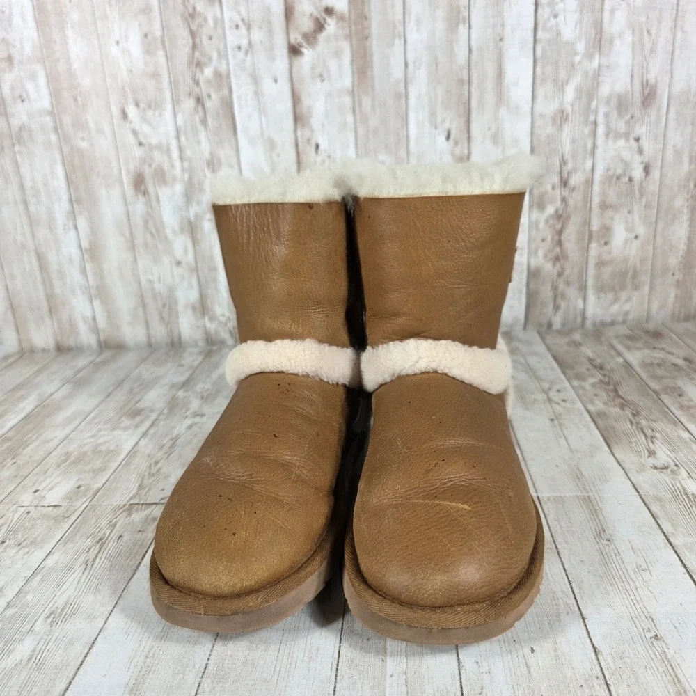 UGG Australia Women's Classic Short Bailey Button Chestnut Sheepskin Size‎ 6